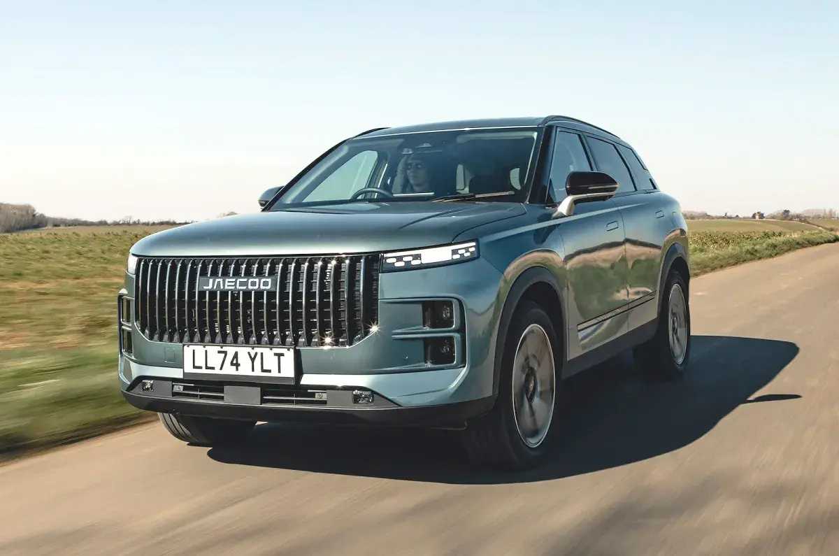 Jaecoo 7 SHS, SUV híbrido plug-in chinês, em andamento na estrada