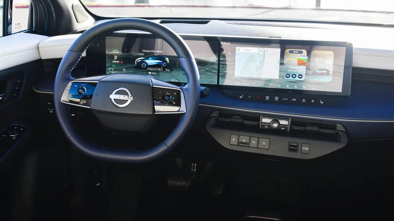 Interior da nova Nissan Leaf com os dois ecrãs e os comandos de climatização
