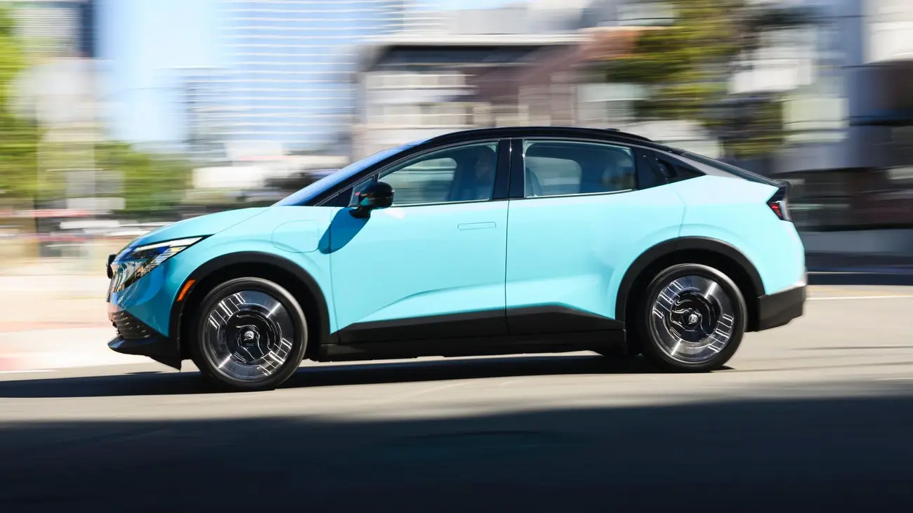 Nova Nissan Leaf de perfil, com o tecto panorâmico visível