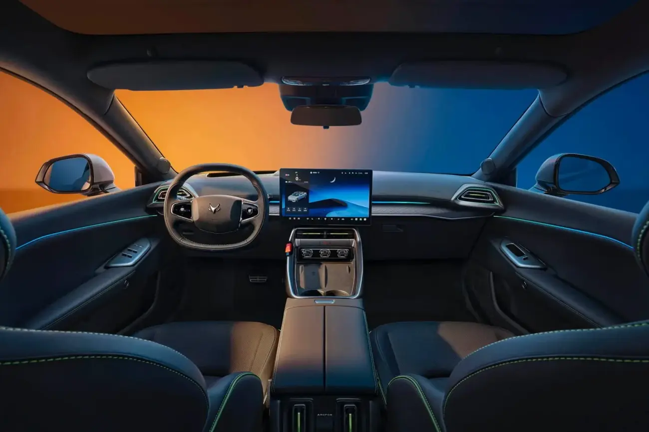 Interior do Arcfox Alpha S5 com painel minimalista e head-up display de realidade aumentada