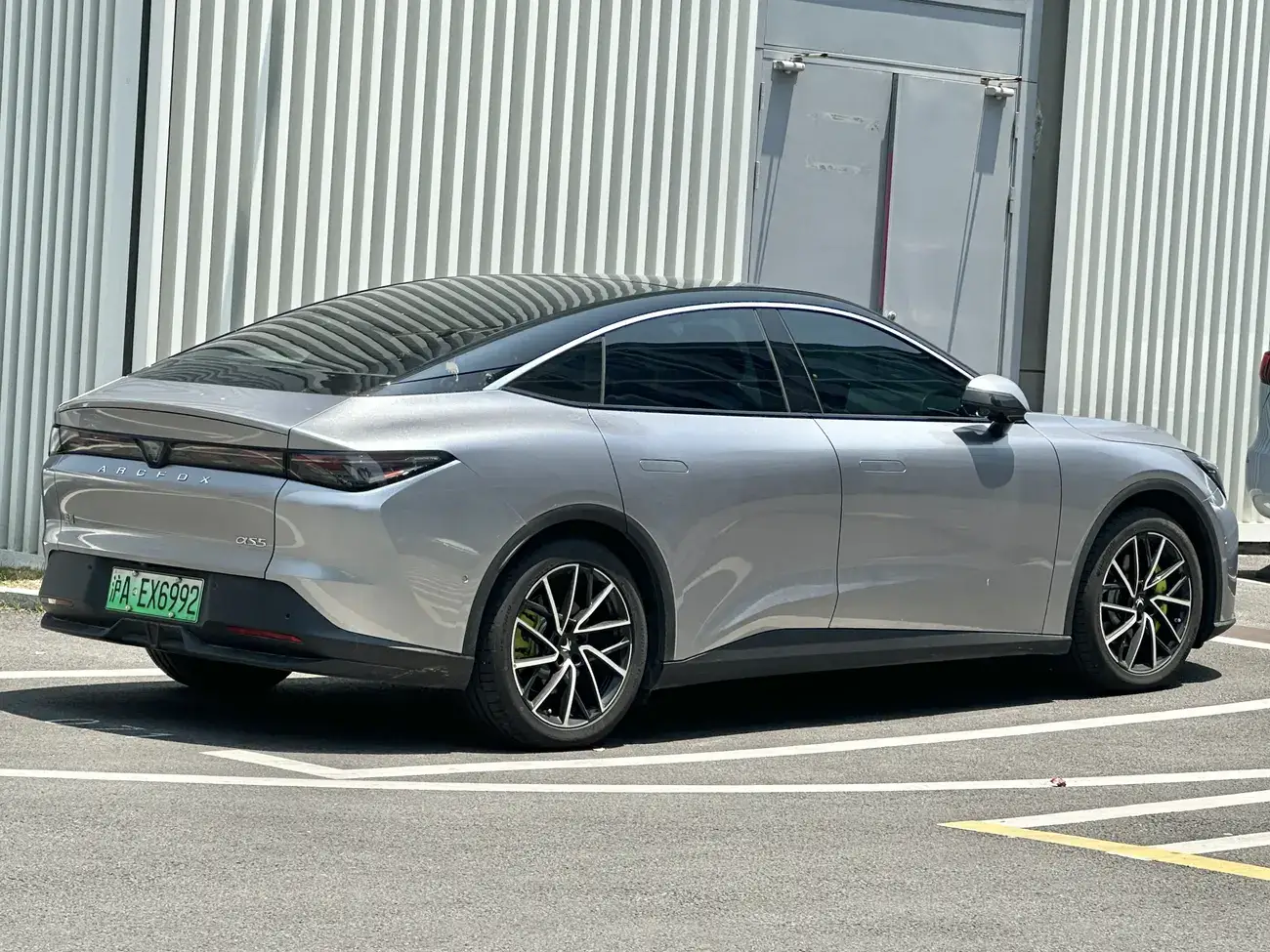 Arcfox Alpha S5 berlina elétrica vista de trás em três quartos, com spoiler e óticas traseiras