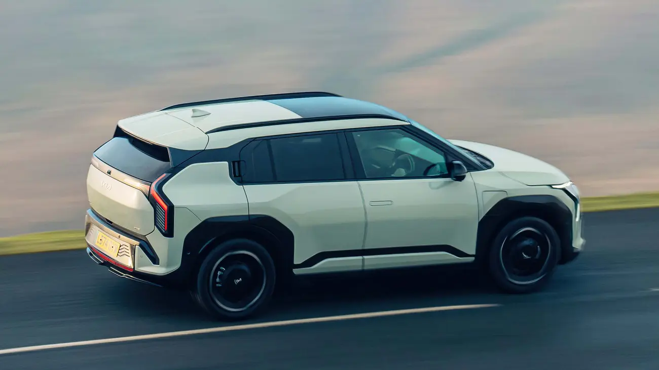 Kia EV3 elétrico visto de lado numa estrada