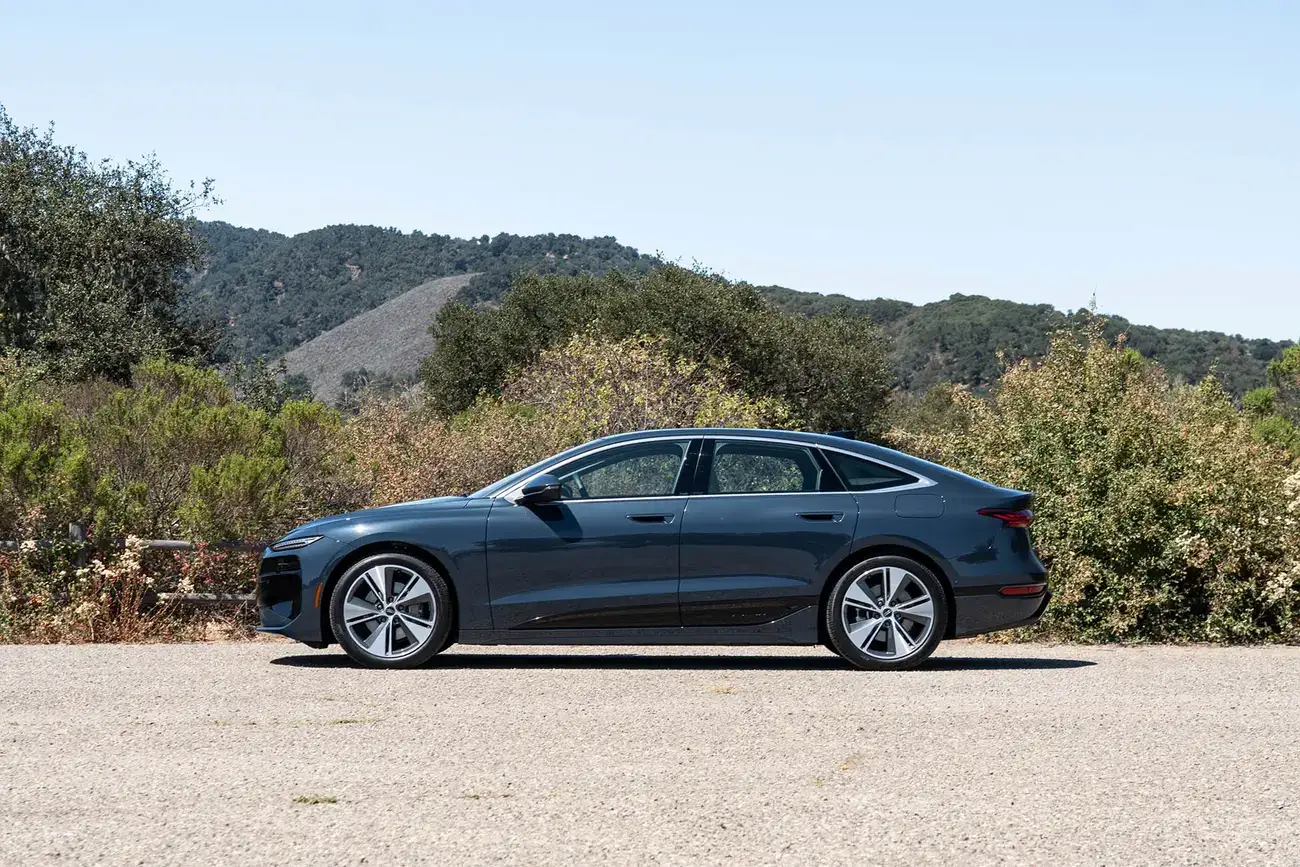 Audi A6 Sportback e-tron visto de lado em estrada, com a silhueta fastback de Cx 0,21