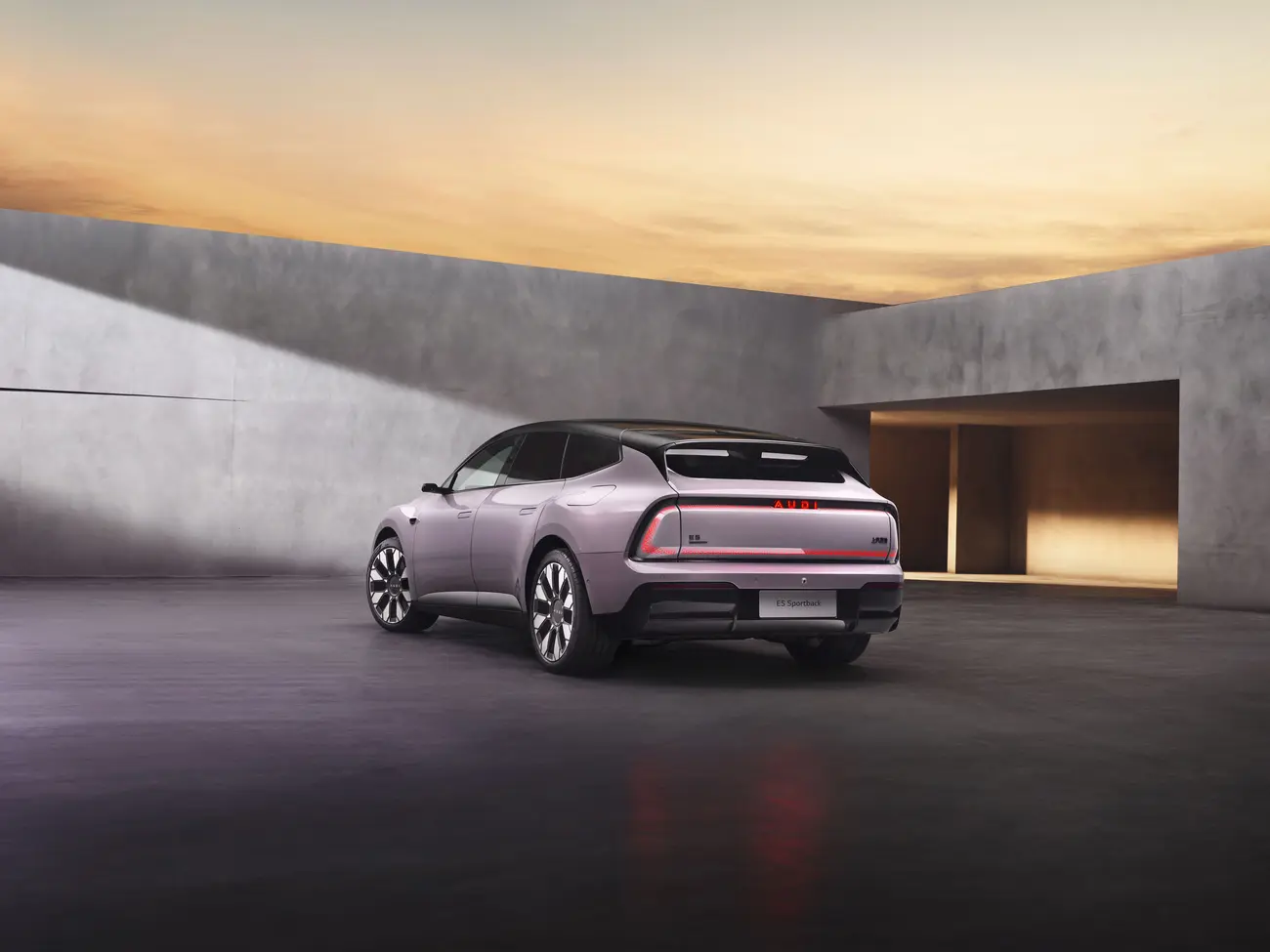 AUDI E5 Sportback de perfil, com o lettering AUDI em maiúsculas em vez dos quatro anéis