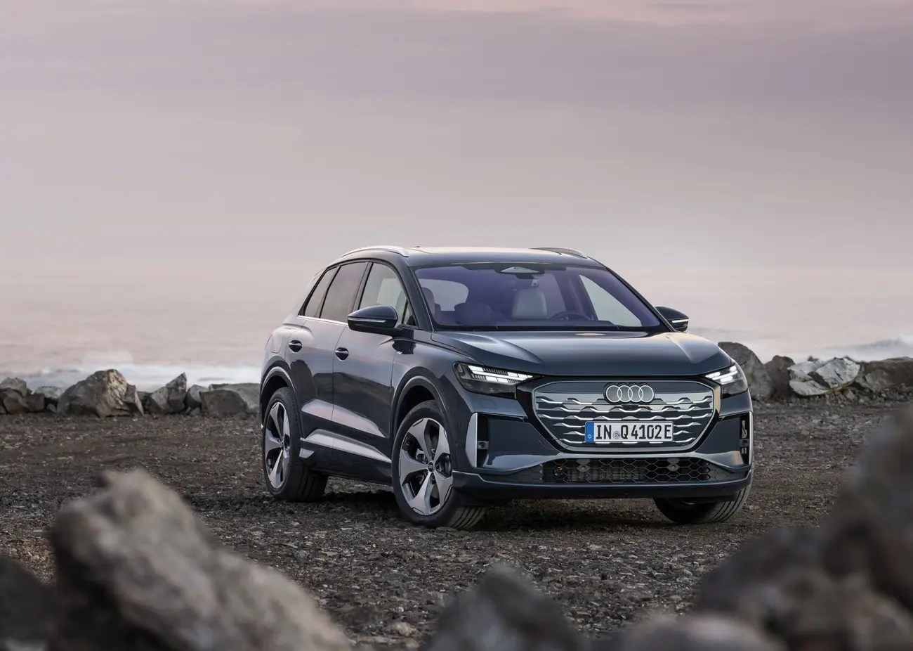 Novo Audi Q4 e-tron 2026 visto de três quartos à frente, com a nova grelha Singleframe