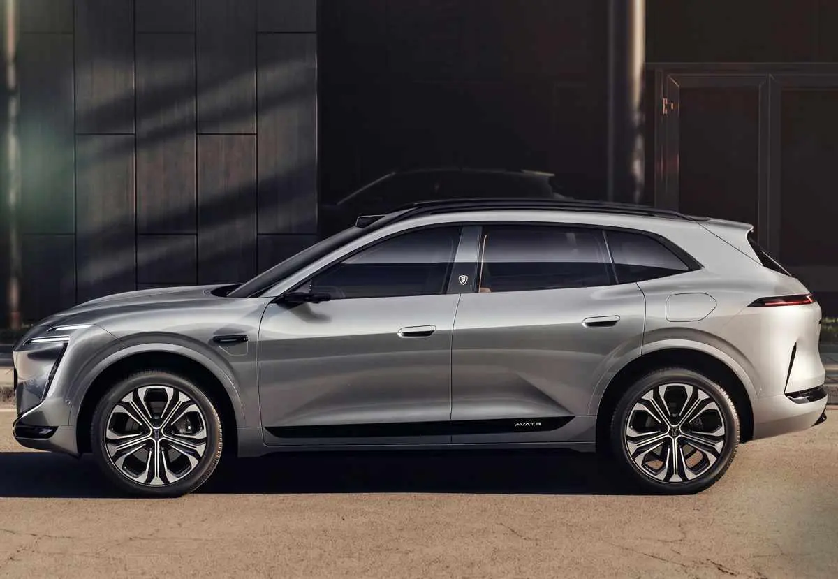 Side profile of the Avatr 07L electric SUV
