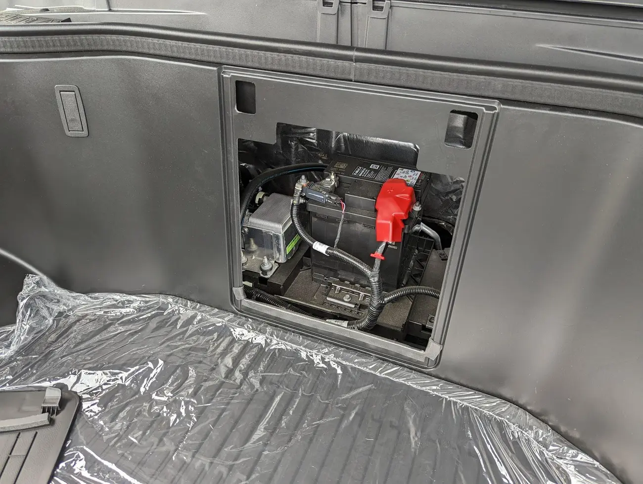 Bateria auxiliar de 12V de um carro elétrico alojada no compartimento frontal