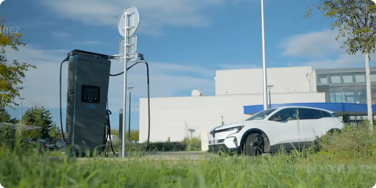 Carro elétrico ligado a um carregador rápido DC numa estação ao ar livre