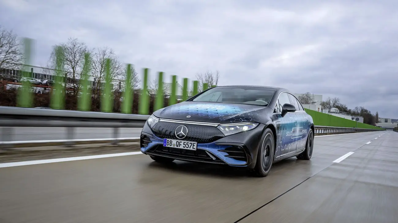 Mercedes EQS de testes com bateria de estado sólido da Factorial em estrada