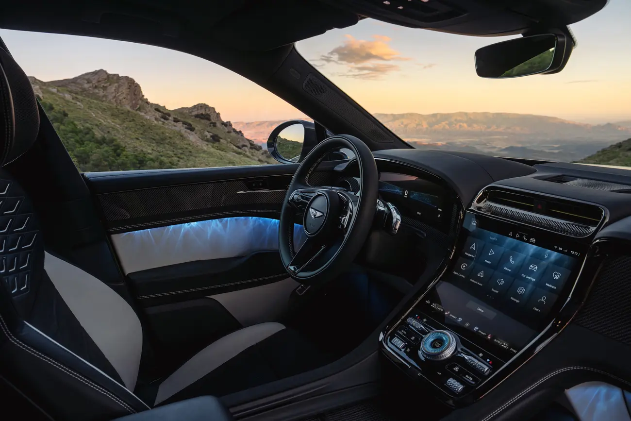 Interior do Bentley Torcal elétrico com ecrãs OLED curvos e comandos físicos