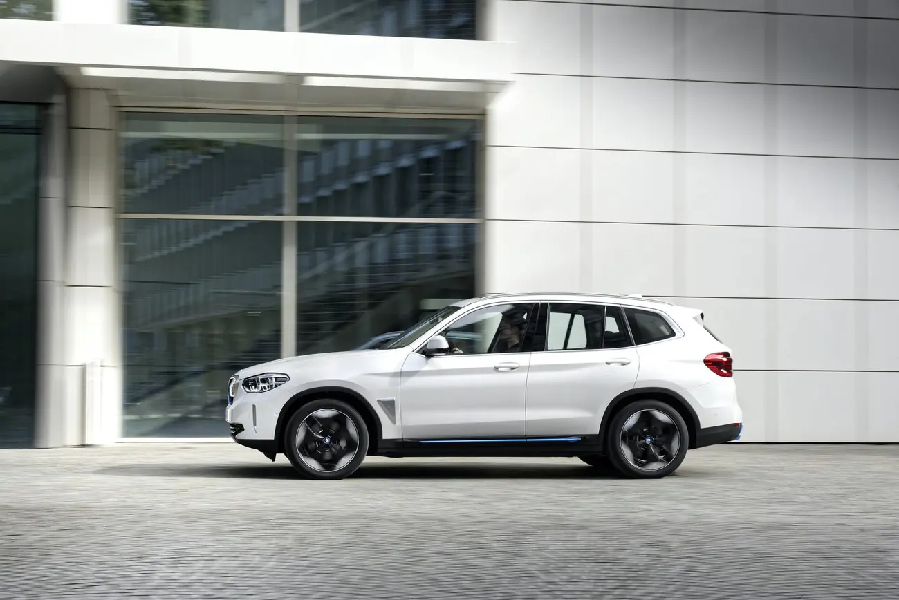 BMW iX3 G08 de perfil numa estrada, o SUV elétrico da BMW produzido entre 2021 e 2024