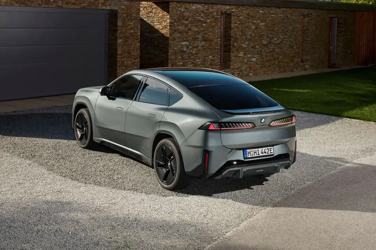 Traseira do BMW iX4 SUV coupé elétrico com farolins horizontais e spoiler