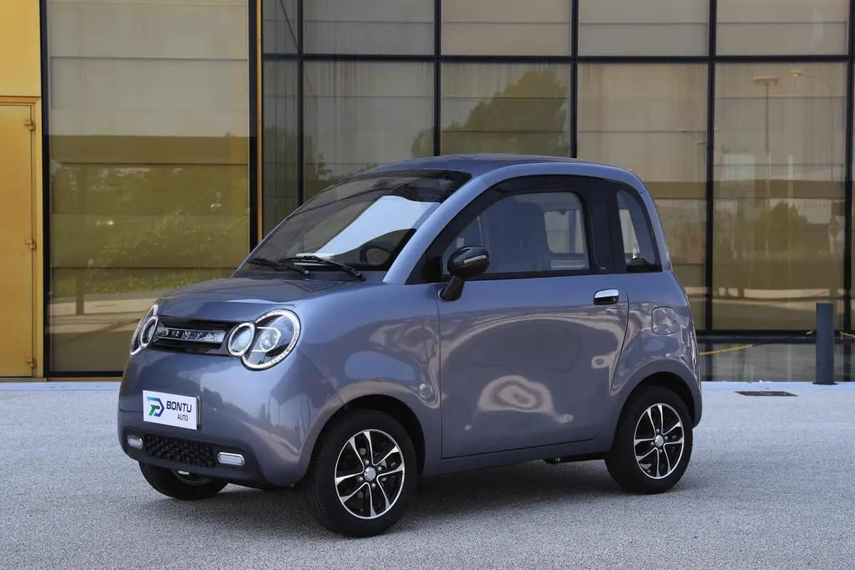 Bontu BT09, o microcarro elétrico de 2,75 metros, numa rua urbana