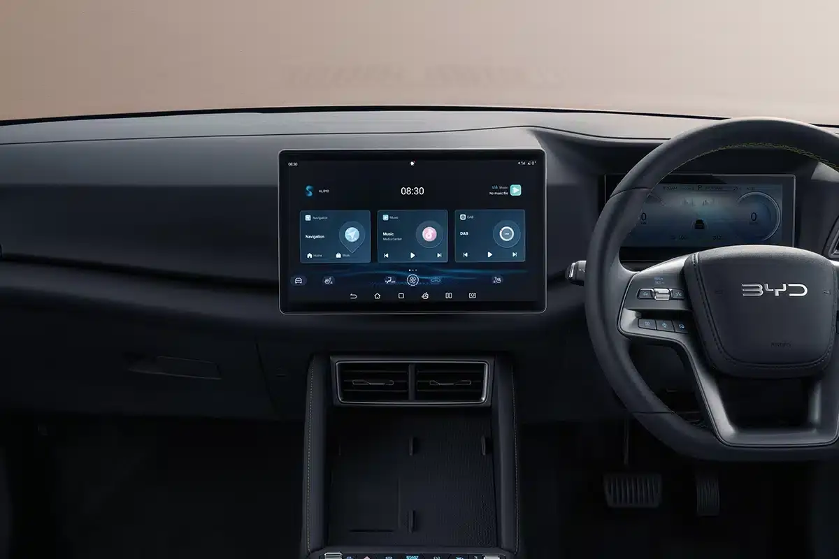 Interior do BYD Atto 2 DM-i com ecrã central de 12,8 polegadas e quadrante digital