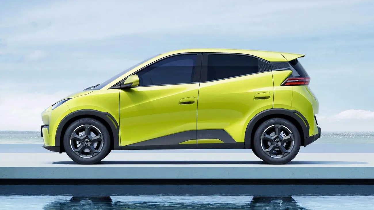 Side profile of the BYD Seagull, the city EV sold in Portugal as the Dolphin Surf