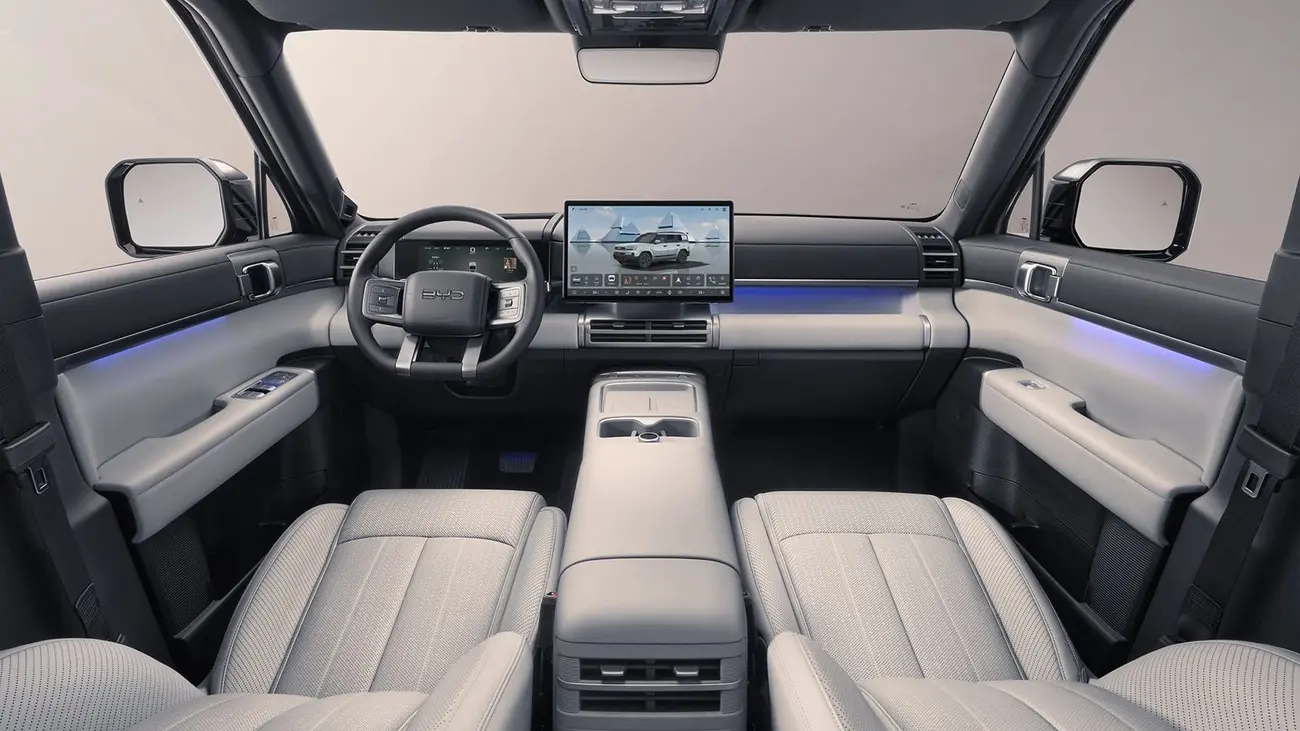 Interior do BYD Ti 7 com ecrã tátil central de 15,6 polegadas e consola com frigorífico