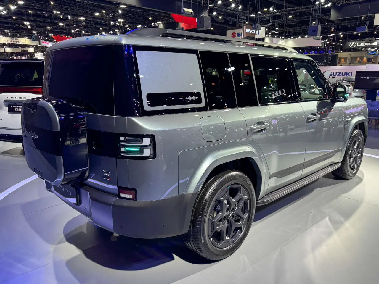 BYD Ti7, o SUV chinês estilo Defender, visto de três quartos atrás