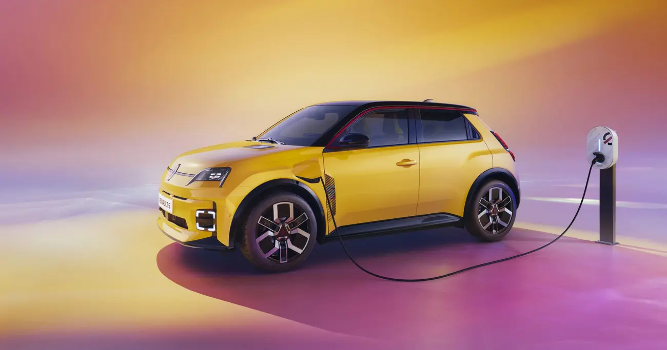 Renault 5 E-Tech ligado a um posto de carregamento, o modelo europeu com carregamento bidirecional de 11 kW