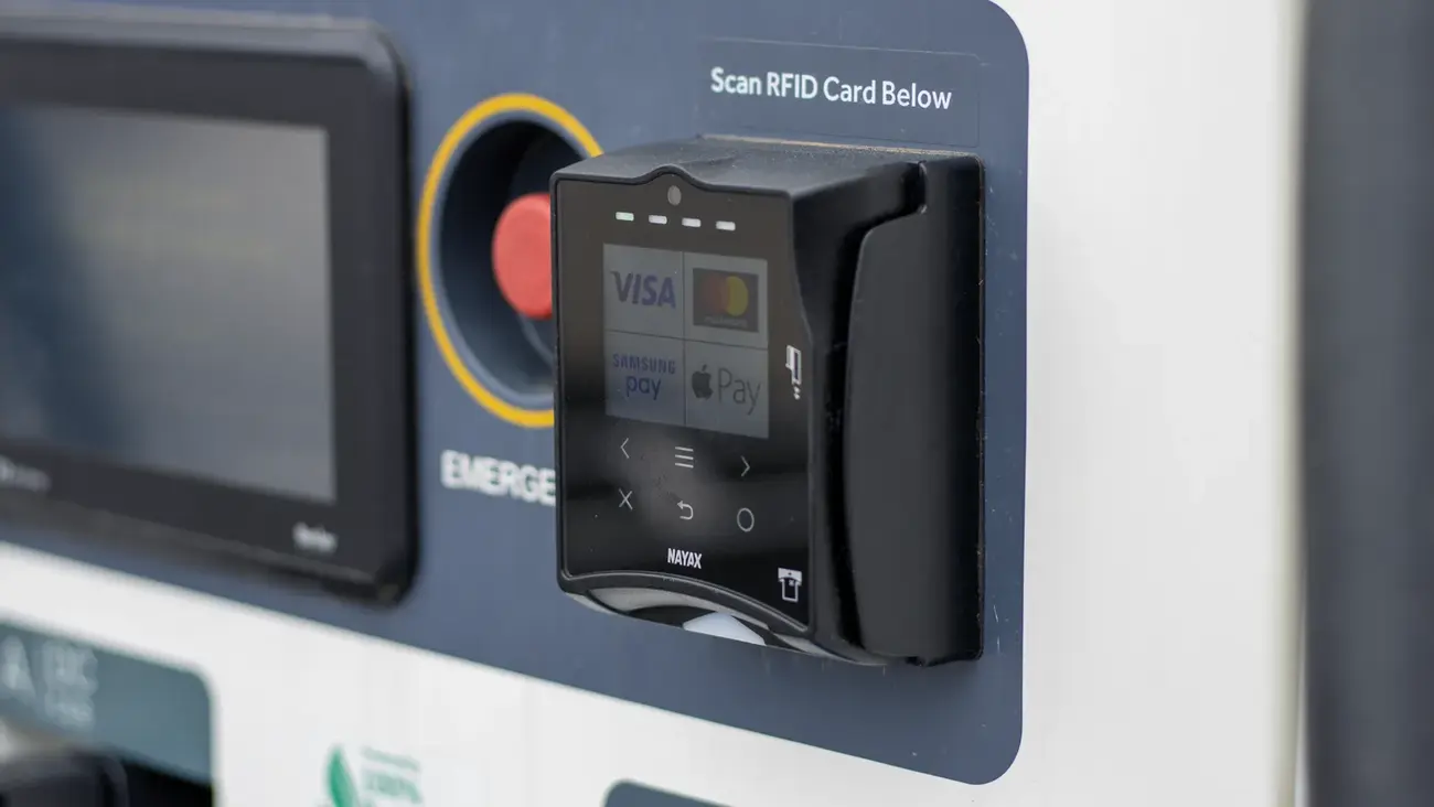 Carregador rápido para carros elétricos com terminal de pagamento contactless para cartão bancário