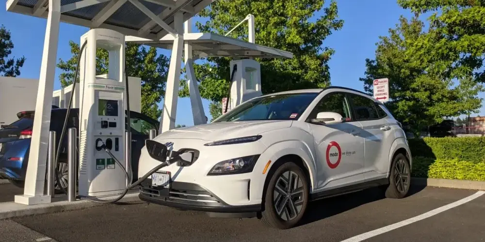 Hyundai Kona Electric a carregar num posto público