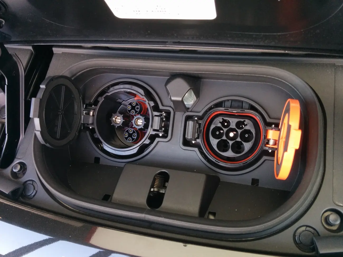 Tampa frontal de um Nissan Leaf aberta com as entradas CHAdeMO e Tipo 2