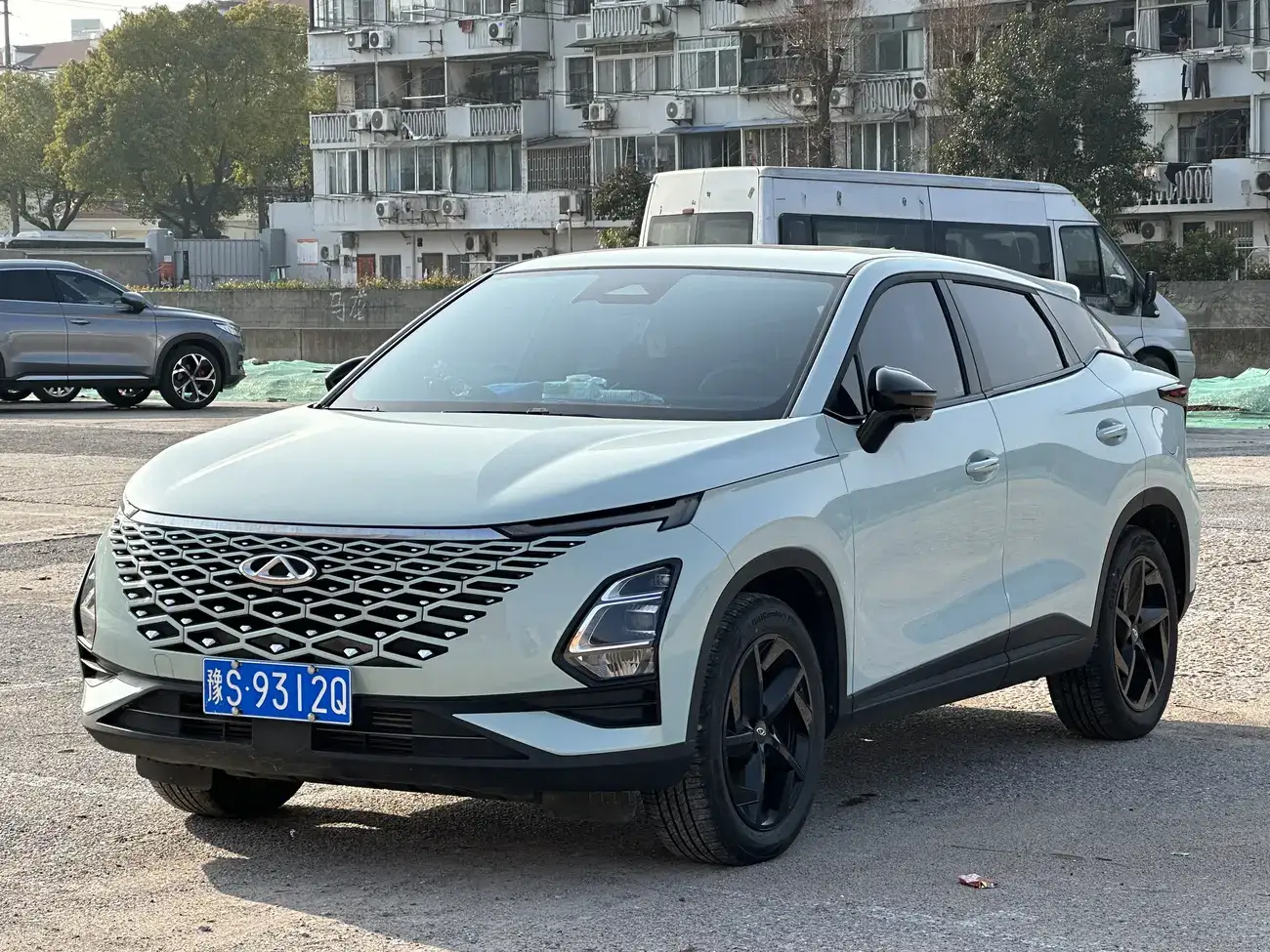 SUV elétrico da Chery visto de três quartos à frente, no exterior