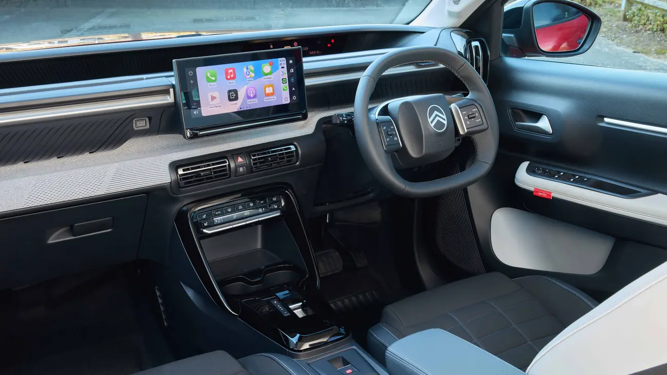 Interior do Citroën ë-C3 com ecrã tátil de 10,25 polegadas no painel central