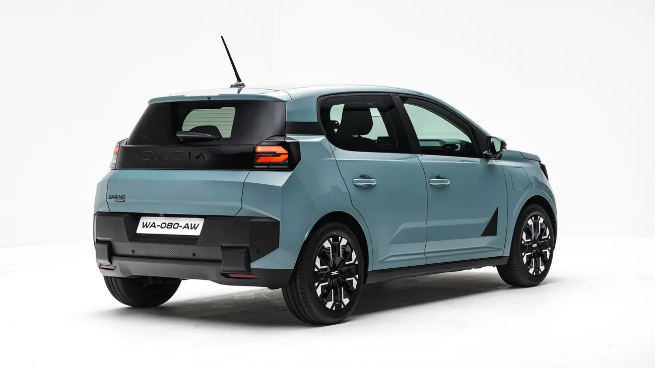 Novo Dacia Spring 2026 visto de trás em três quartos, com farolins em C e barra preta