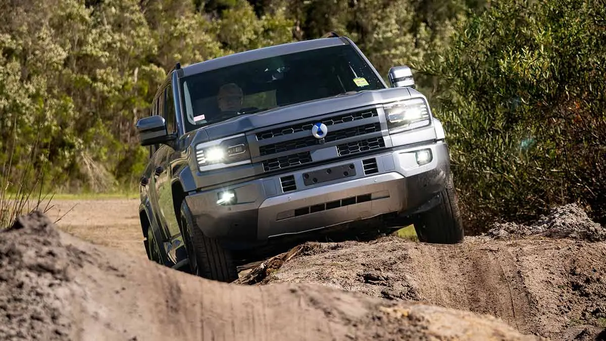 Denza B5 / Bao 5 plug-in hybrid SUV tackling rough off-road terrain