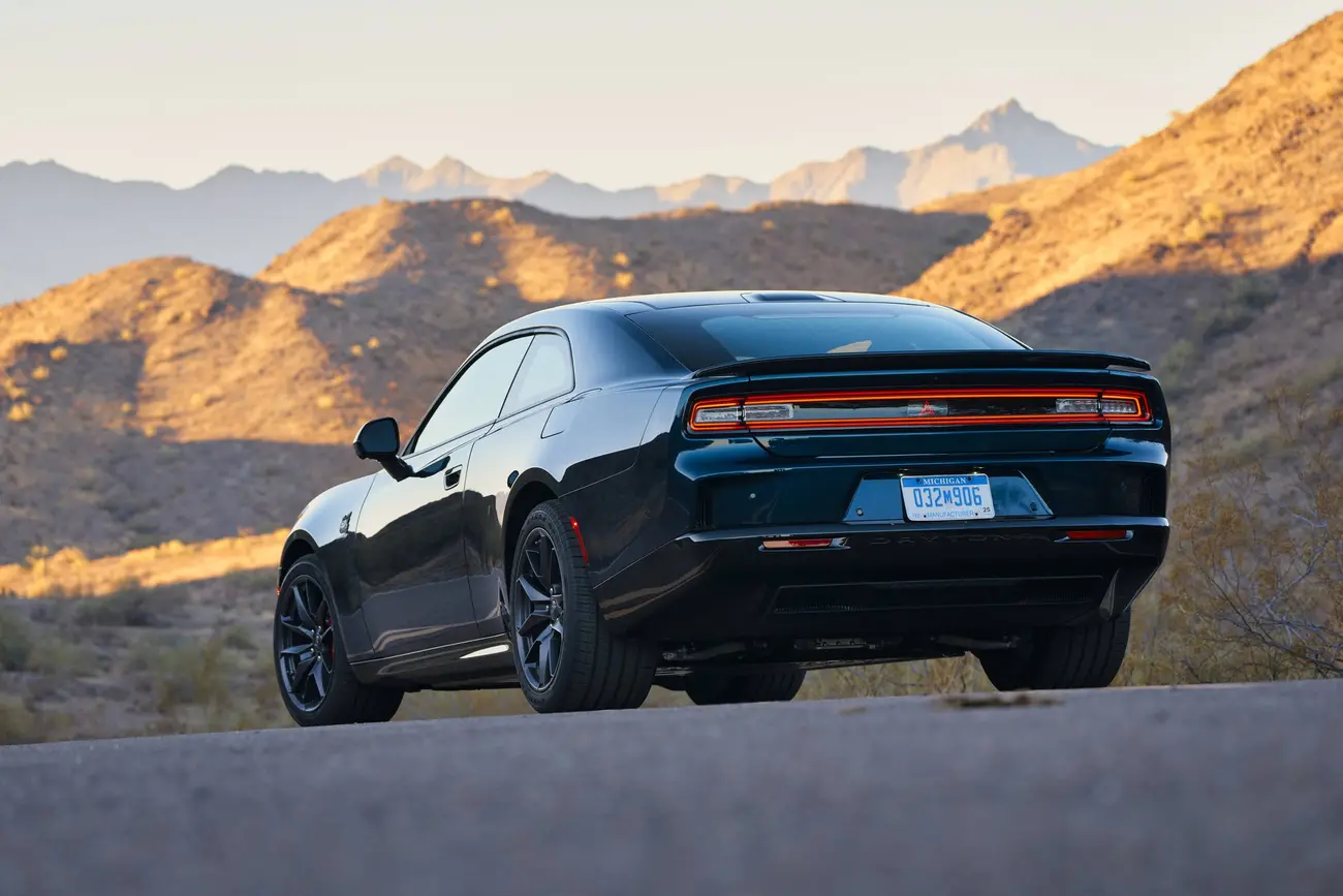Traseira do Dodge Charger Daytona elétrico com a barra de luzes 'ring of fire'