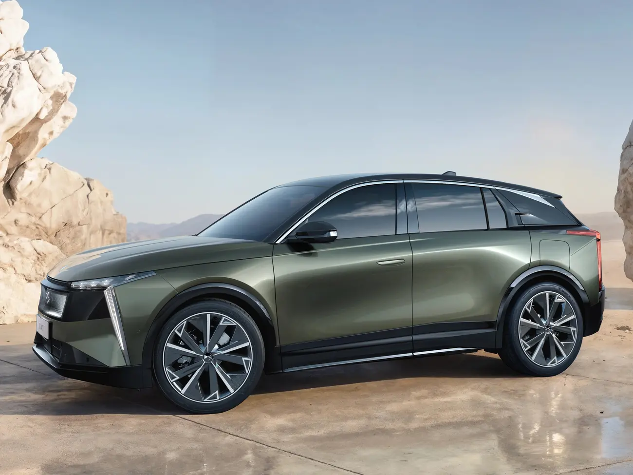 DS N7 E-Tense side profile, showing the French premium SUV's exterior lines