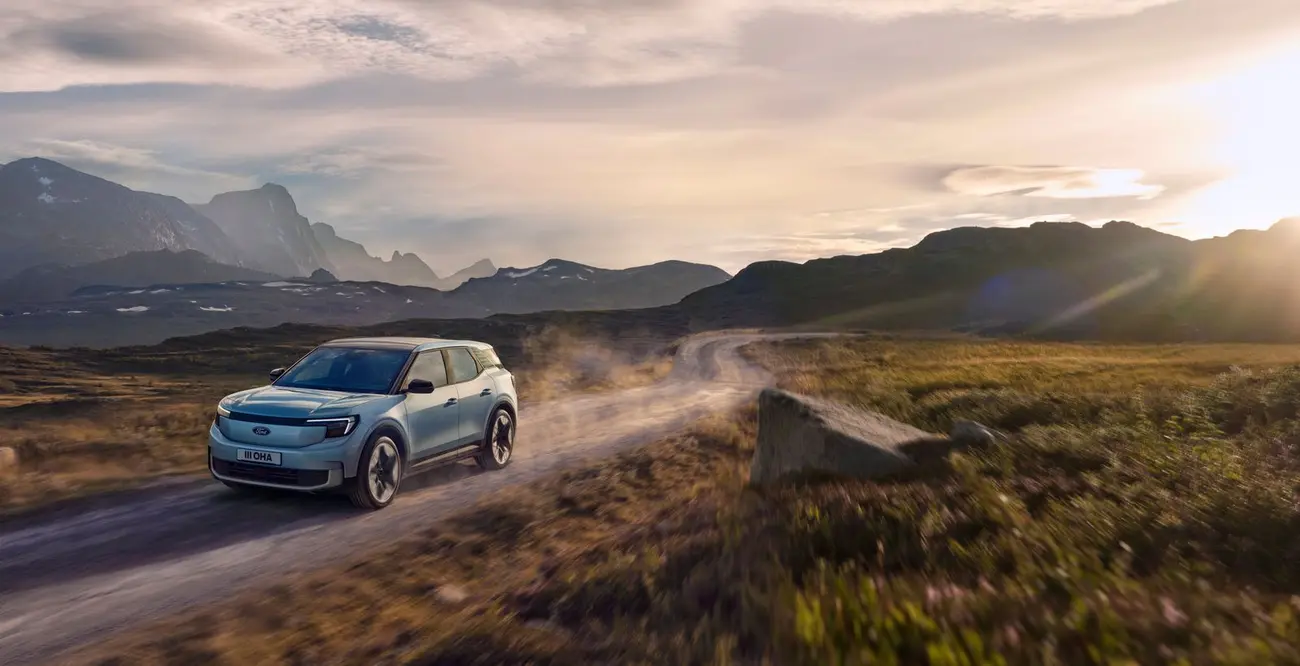 Ford Explorer elétrico de perfil numa estrada, a mostrar a silhueta compacta de SUV familiar