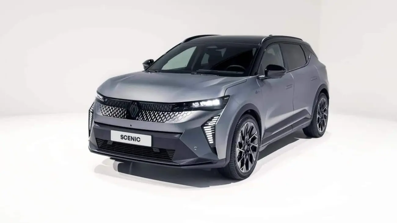 Renault Scenic E-Tech elétrico visto de três quartos à frente, o principal rival do Ford Explorer