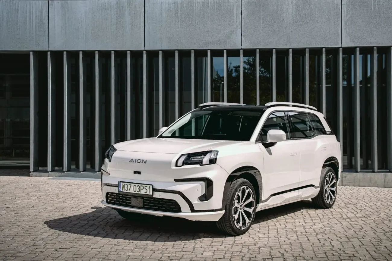 GAC Aion V SUV elétrico visto de frente em três quartos no exterior