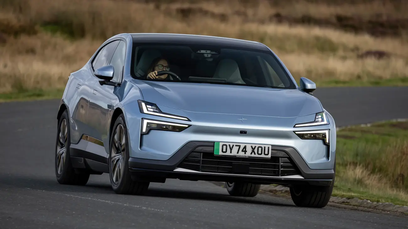 Polestar 4 elétrico visto de três quartos à frente, ao ar livre