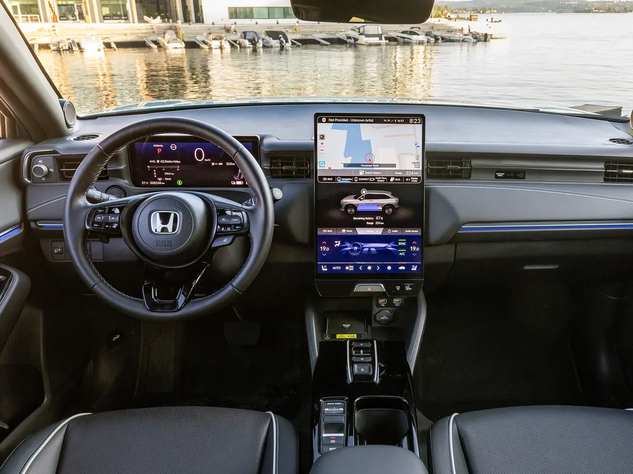 Interior do Honda e:Ny1 com ecrã tátil vertical de 15,1 polegadas