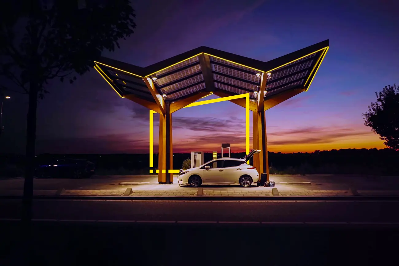 Carro elétrico a carregar numa estação pública, ilustrando os incentivos à mobilidade elétrica