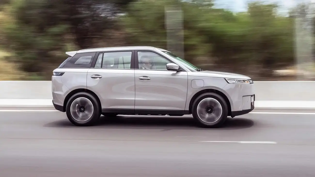 Jaecoo 5 electric seen in profile, with a rear end inspired by the Range Rover Sport
