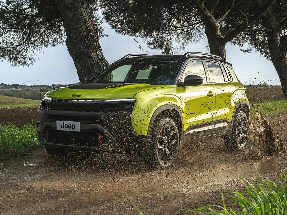 Facelifted Jeep Avenger 4xe on a gravel trail using its all-wheel-drive system