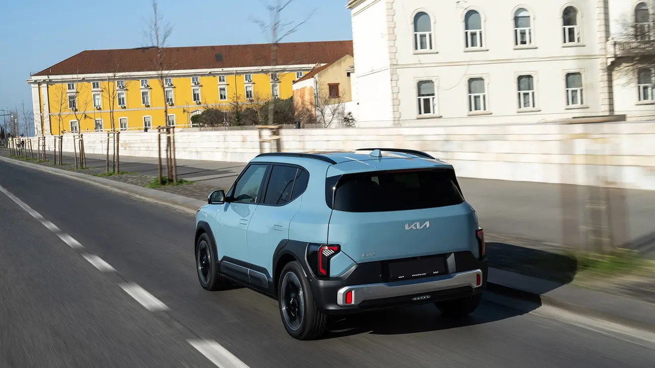 Traseira do Kia EV2 em ambiente exterior