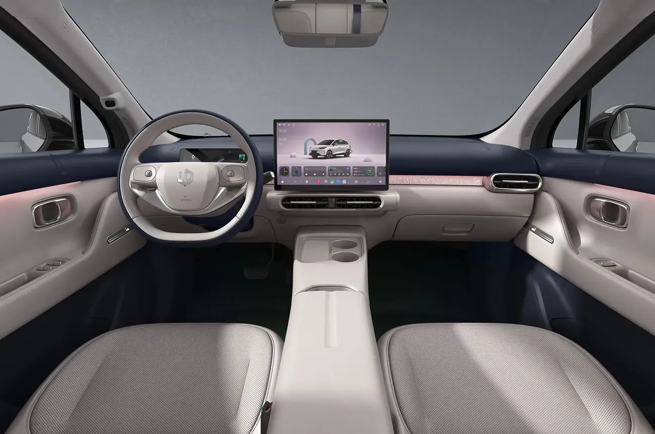 Interior da Leapmotor B03 citadina elétrica com ecrã central de 14,6 polegadas
