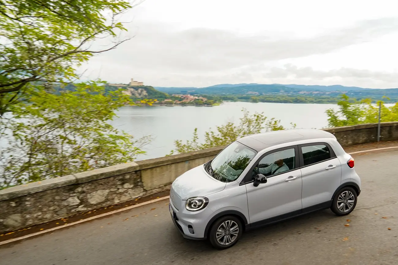 Leapmotor T03, o citadino elétrico da marca, visto de três quartos à frente