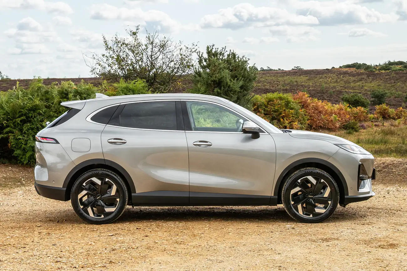 Side profile of the Lepas L6 EV, a C-segment electric SUV