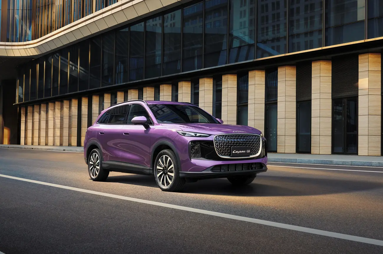 Lepas L8, the plug-in hybrid SUV from Chery's new brand, seen from a front three-quarter angle