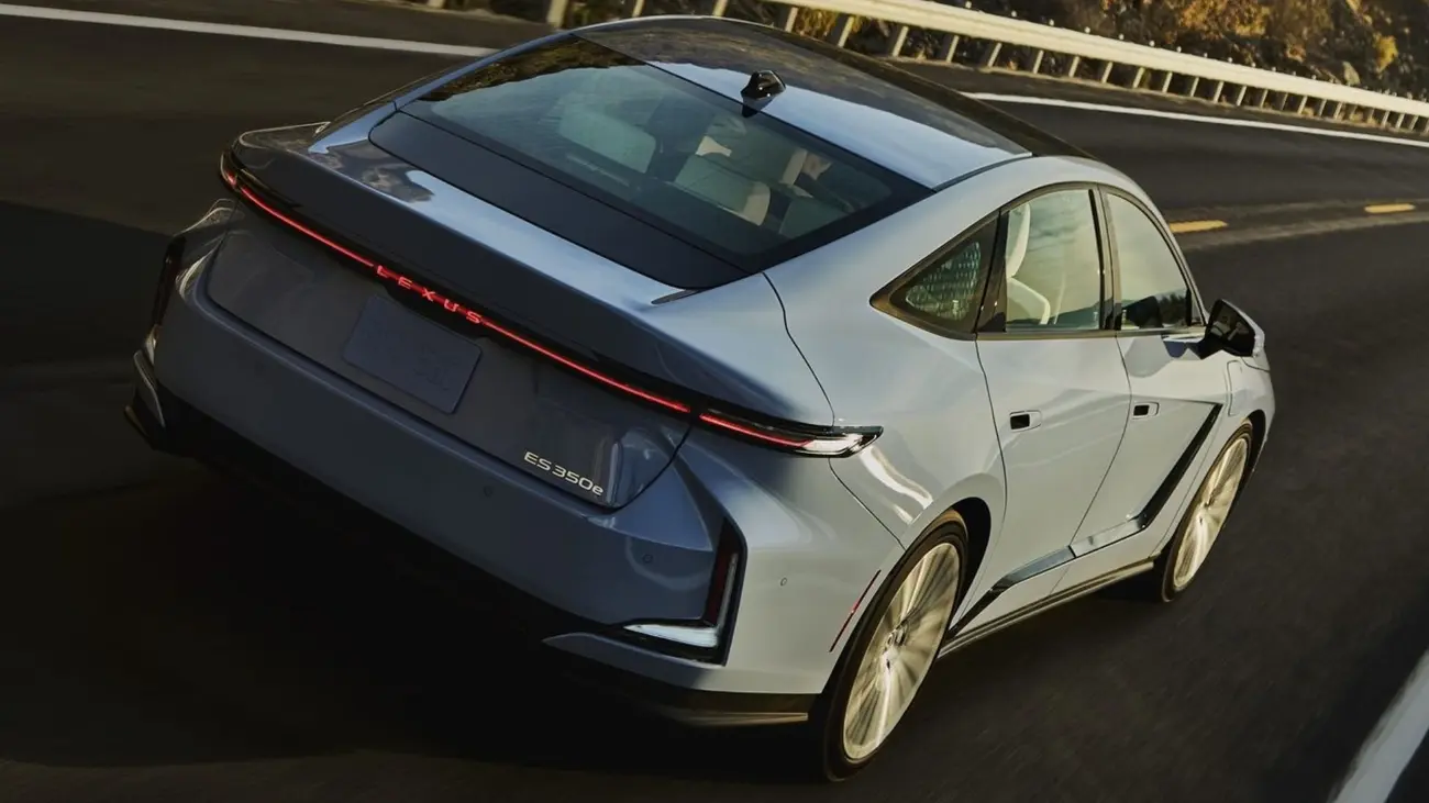 Lexus ES 350e: Autonomia Real de 445 km e Carga a 150 kW