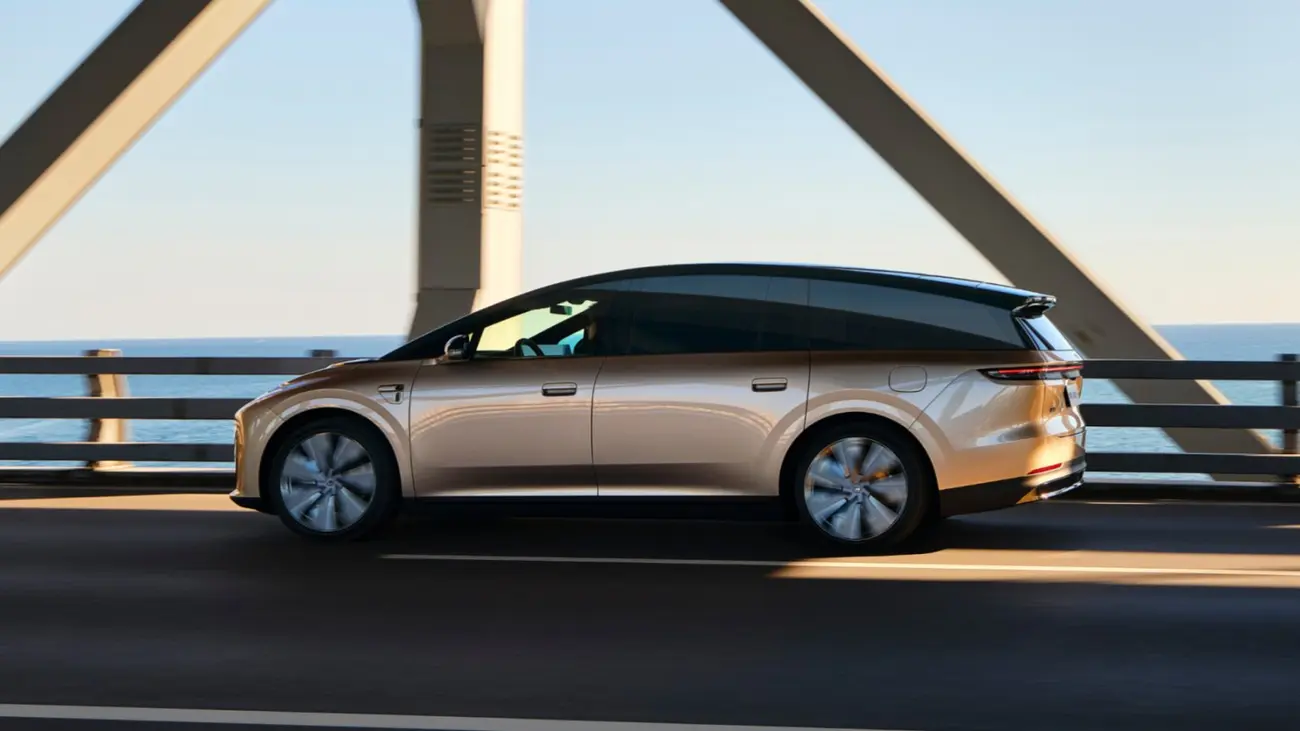 Li Auto i9 SUV elétrico de 6 lugares visto de lado
