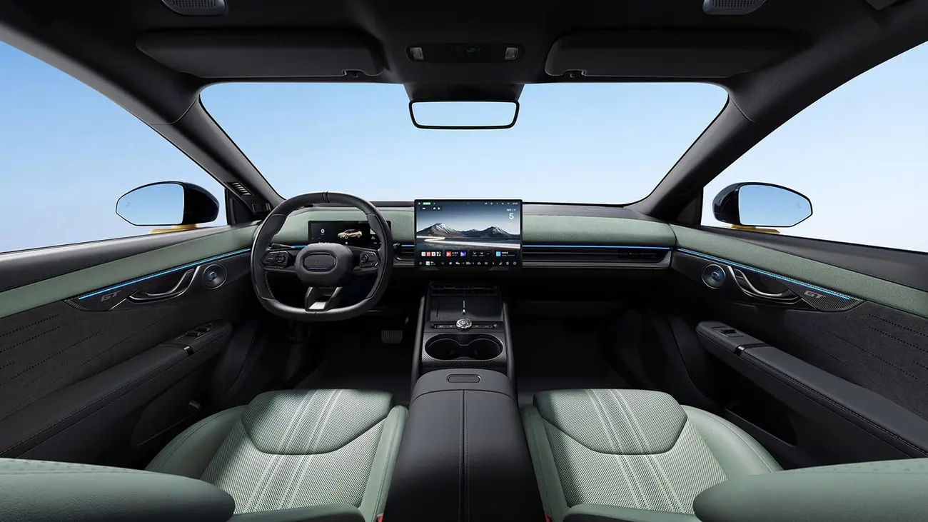 Interior da Lynk & Co 07 GT com ecrã central de 15,4 polegadas e tablier minimalista