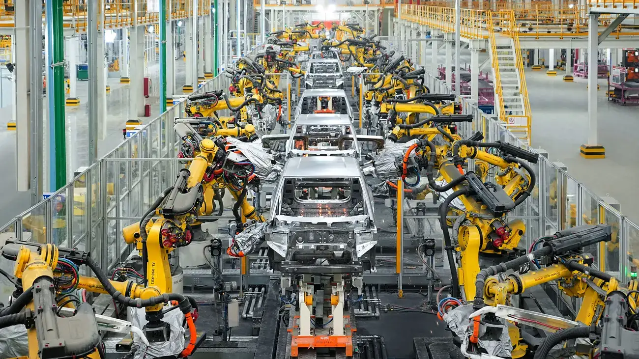 Linha de produção de automóveis elétricos numa fábrica BYD