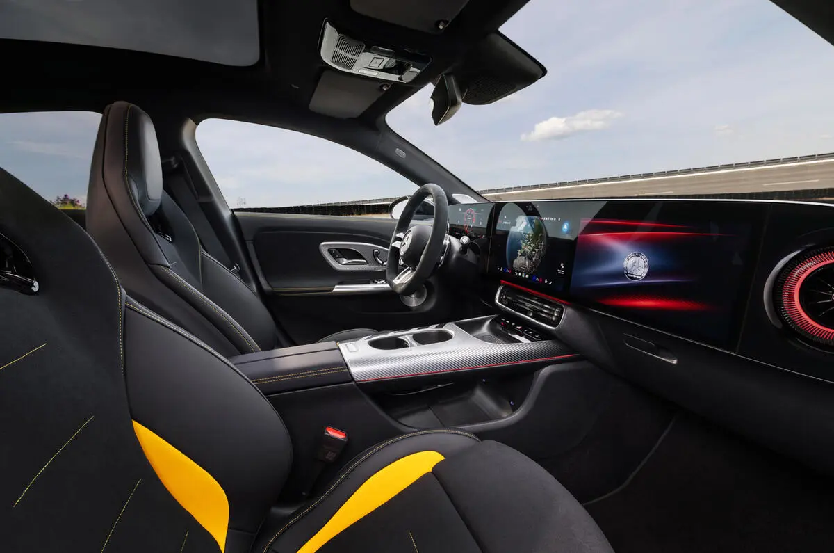 Interior do Mercedes-AMG CLA 45 elétrico com volante AMG e conjunto de ecrãs digitais