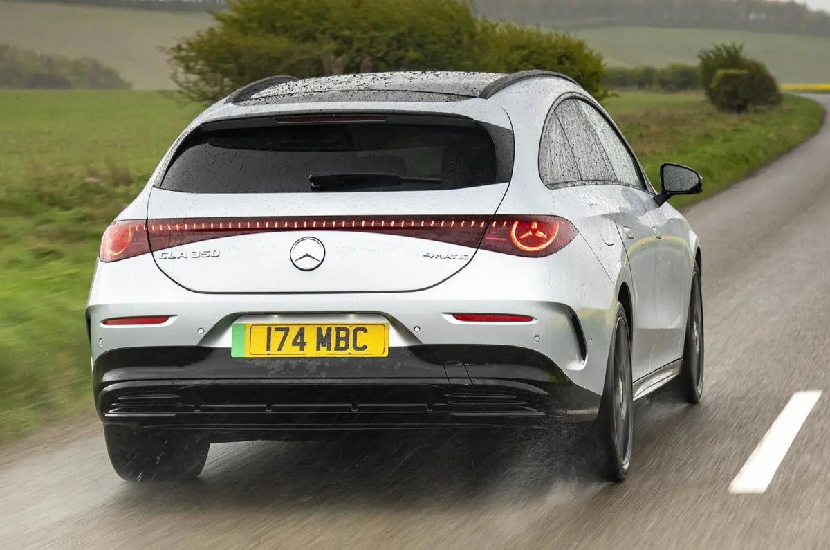 Mercedes-AMG CLA 45 Shooting Brake elétrico vista traseira de três quartos